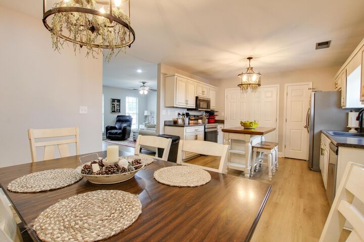 Property Photo:  218 White Oak Cir  AL 35057 