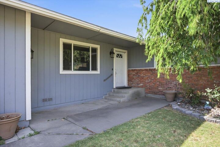 Property Photo: 910 W Park Hills Drive WA 99337