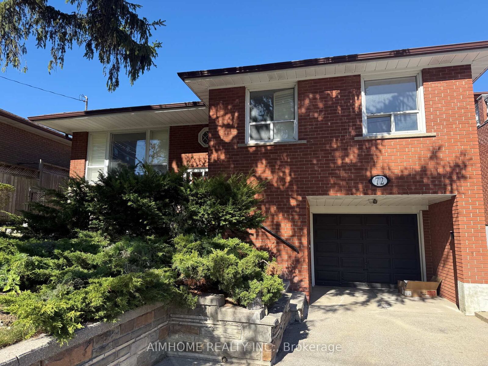 Property Photo:  68 Claver Avenue #2 Room  ON M6B 2W2 