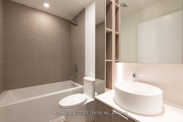 Property Photo:  28 Ann Street 616  ON L5G 3G1 