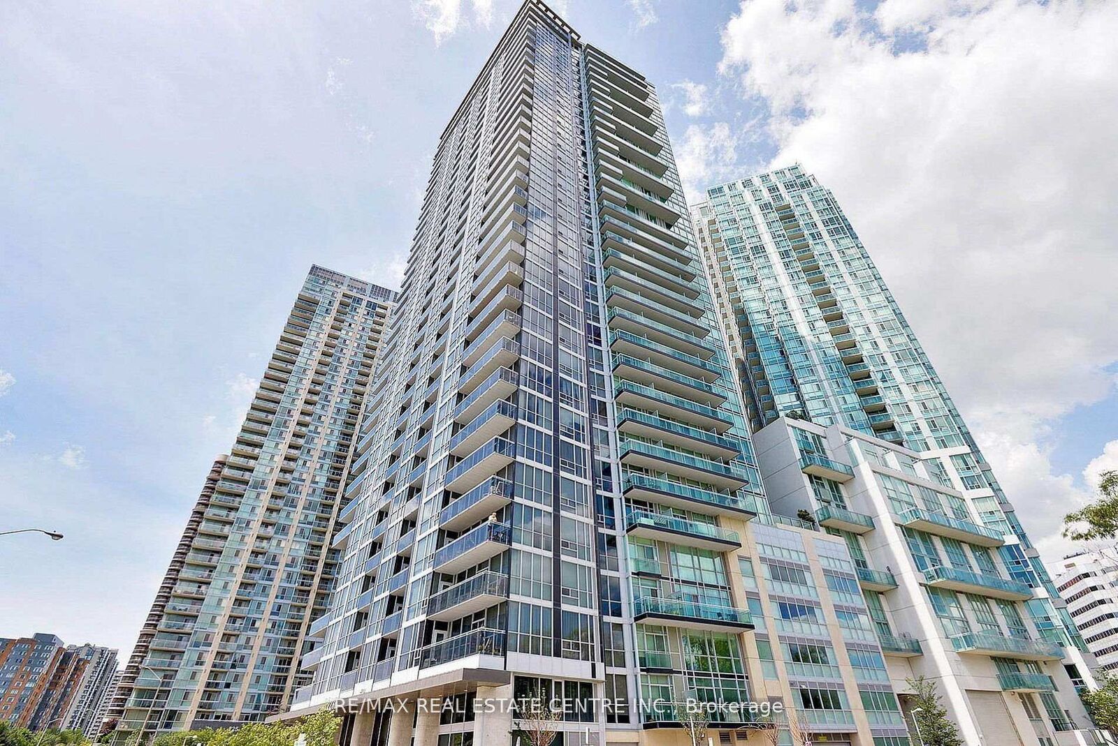 Property Photo:  223 Webb Drive 1808  ON L5B 0E8 