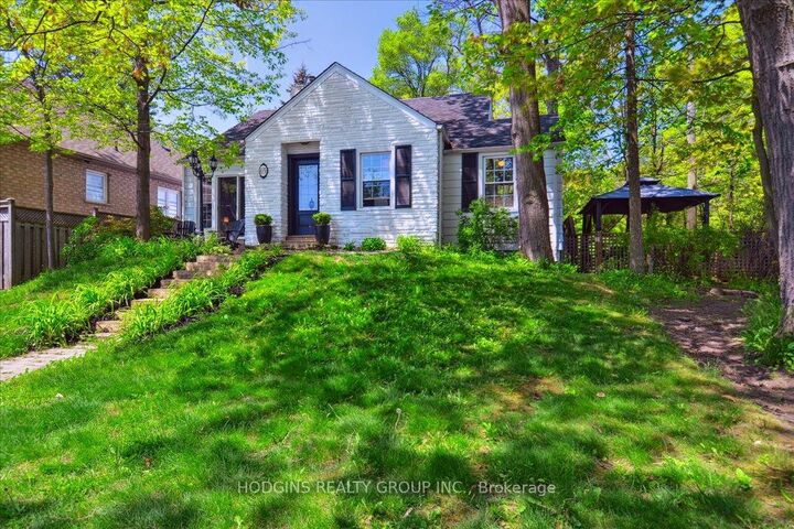 Property Photo:  65 Mineola Road E Upper  ON L5G 2E4 