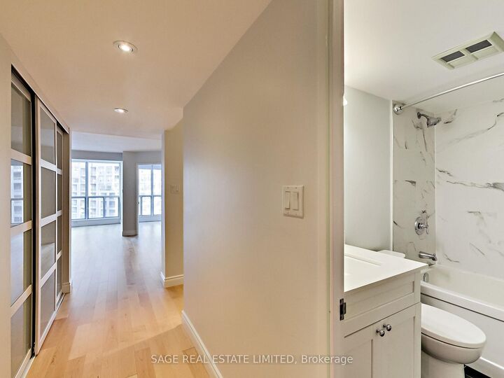 Photo de la propriété:  24 Wellesley Street W 714  ON M4Y 2X6 