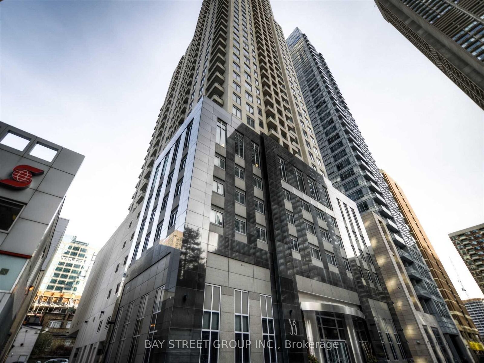 Property Photo:  35 Balmuto Street 2202  ON M4Y 0A3 