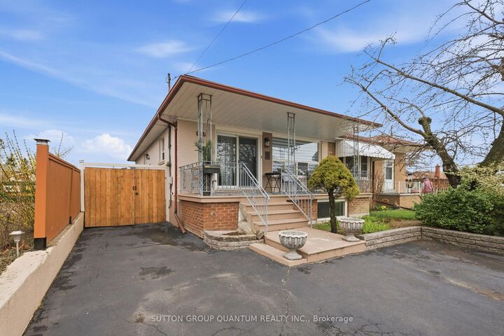 Property Photo:  1257 Alexandra Avenue  ON L5E 2A7 