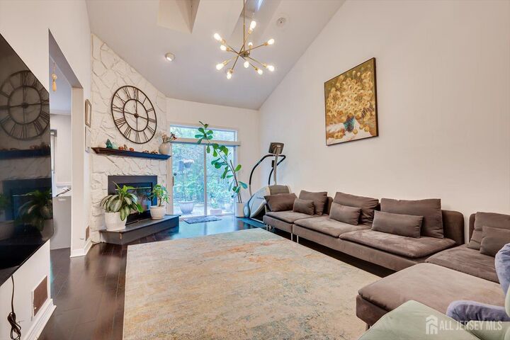 Property Photo:  162 Coppertree Court  NJ 08820 