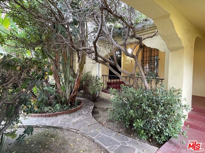 Property Photo:  203 N Doheny Dr  CA 90211 