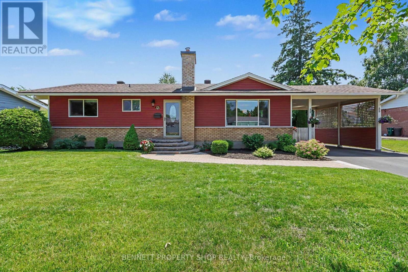 Property Photo: 28 Majestic Drive ON K2G 1C7