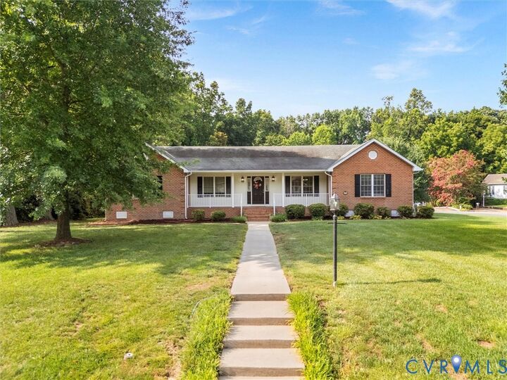 Property Photo: 319 Lee Court VA 23075