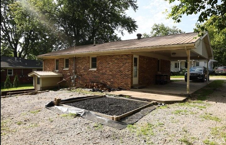 Property Photo: 204 W Olive Street IN 47601