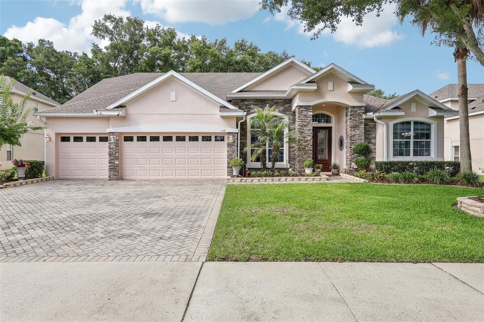 Property Photo:  115 W Blue Water Edge Drive  FL 32736 