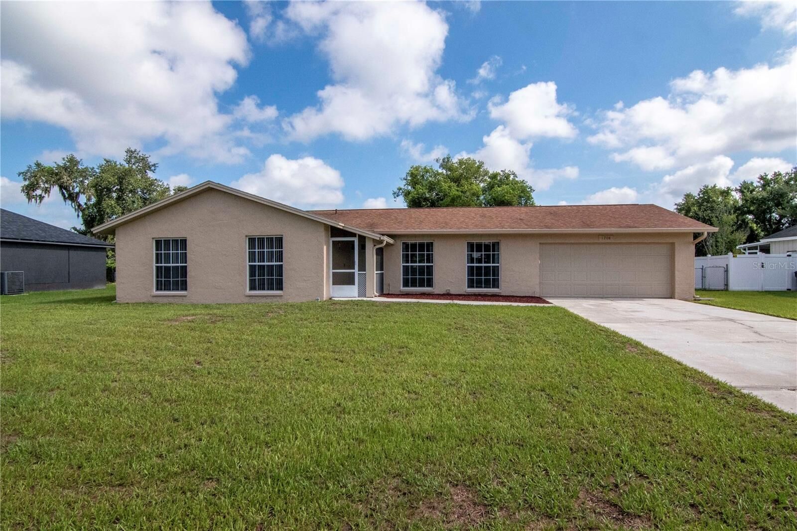 Property Photo: 1208 Lady Guinevere Drive FL 33594