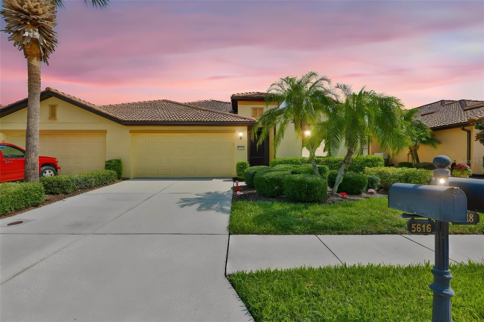 Property Photo: 5618 Sunset Falls Drive FL 33572