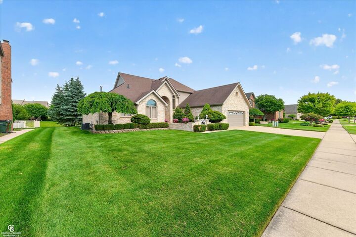 Property Photo:  46640 Glen Pointe Drive  MI 48315 