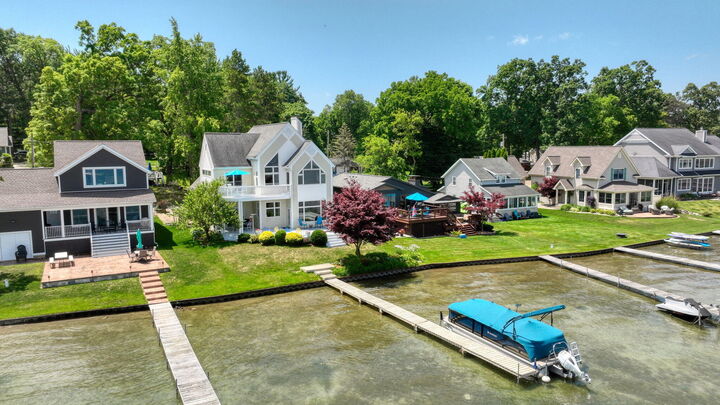 Property Photo:  413 Oakwood Avenue  MI 49234 