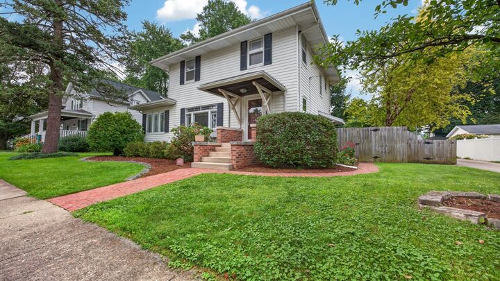 Property Photo:  1605 E Taylor Street  IL 61701 