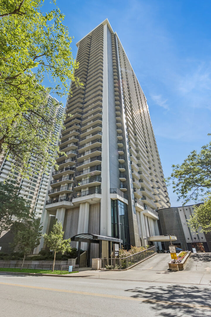 Property Photo: 6007 N Sheridan Road 9E IL 60660
