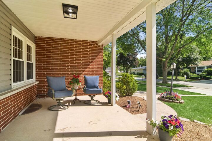 Property Photo: 1319 N Columbine Drive IL 60056