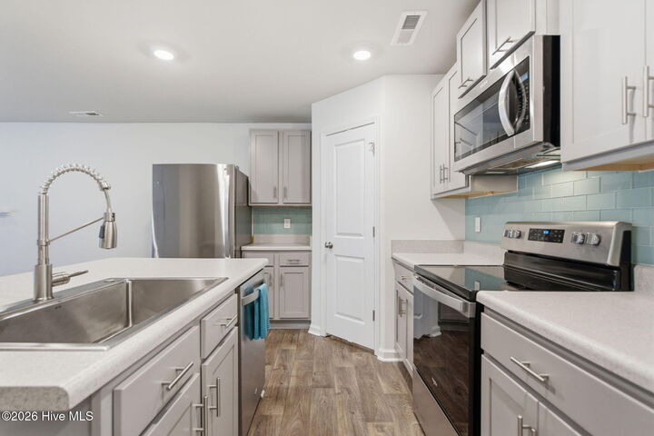 Property Photo: 5718 Parterre Court NE NC 28451