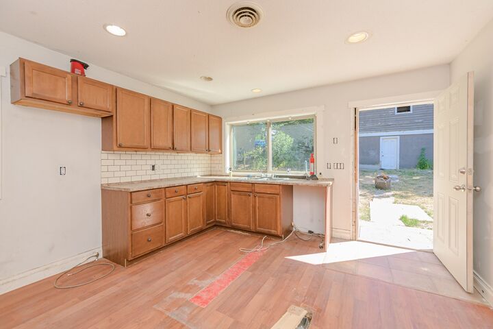 Property Photo: 630 5 Street SE BC V1E 4G2