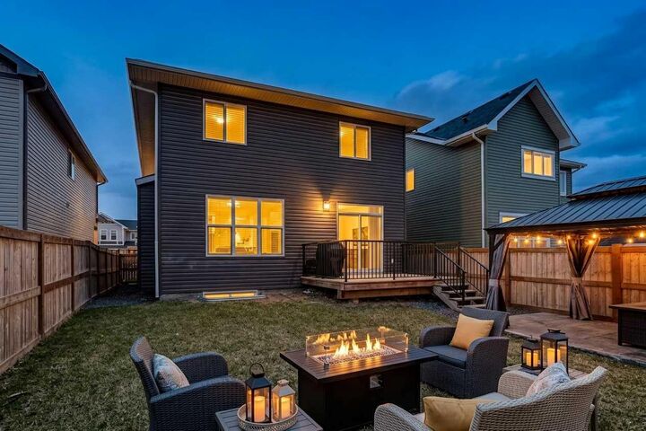Property Photo:  37 Evansfield Manor NW  AB T3P 1J8 