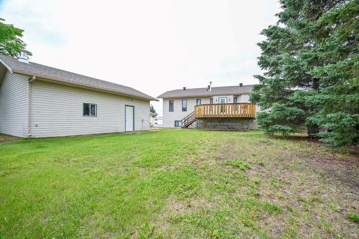 Property Photo:  902 Birch Street  AB T0H 0C0 