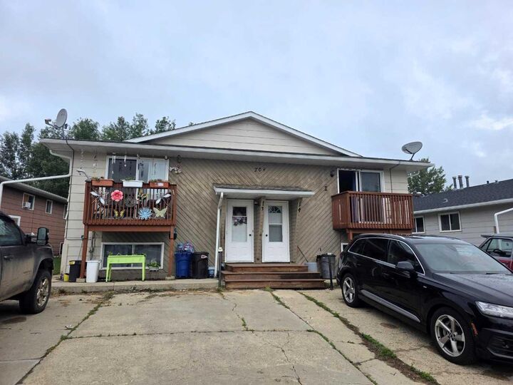 709 Hammond Drive S — photo 1