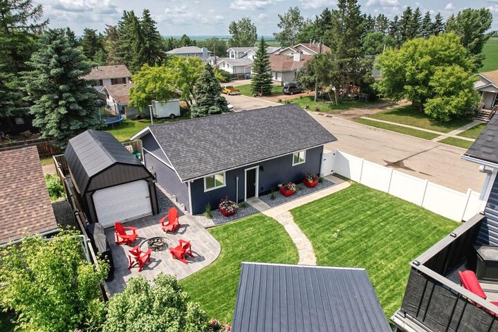 Property Photo: 833 10 Avenue NE AB T0M 2A0