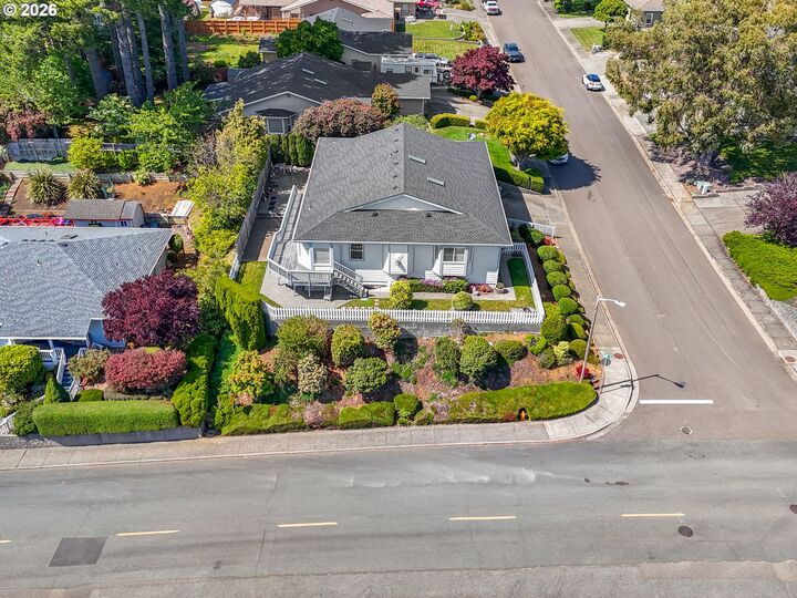 Property Photo: 815 Crestwood Pl OR 97415