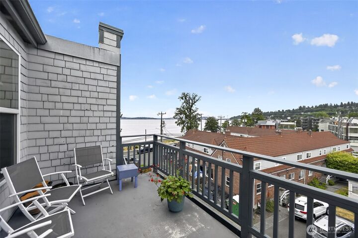 Property Photo:  2920  Alki Avenue SW 409  WA 98116 