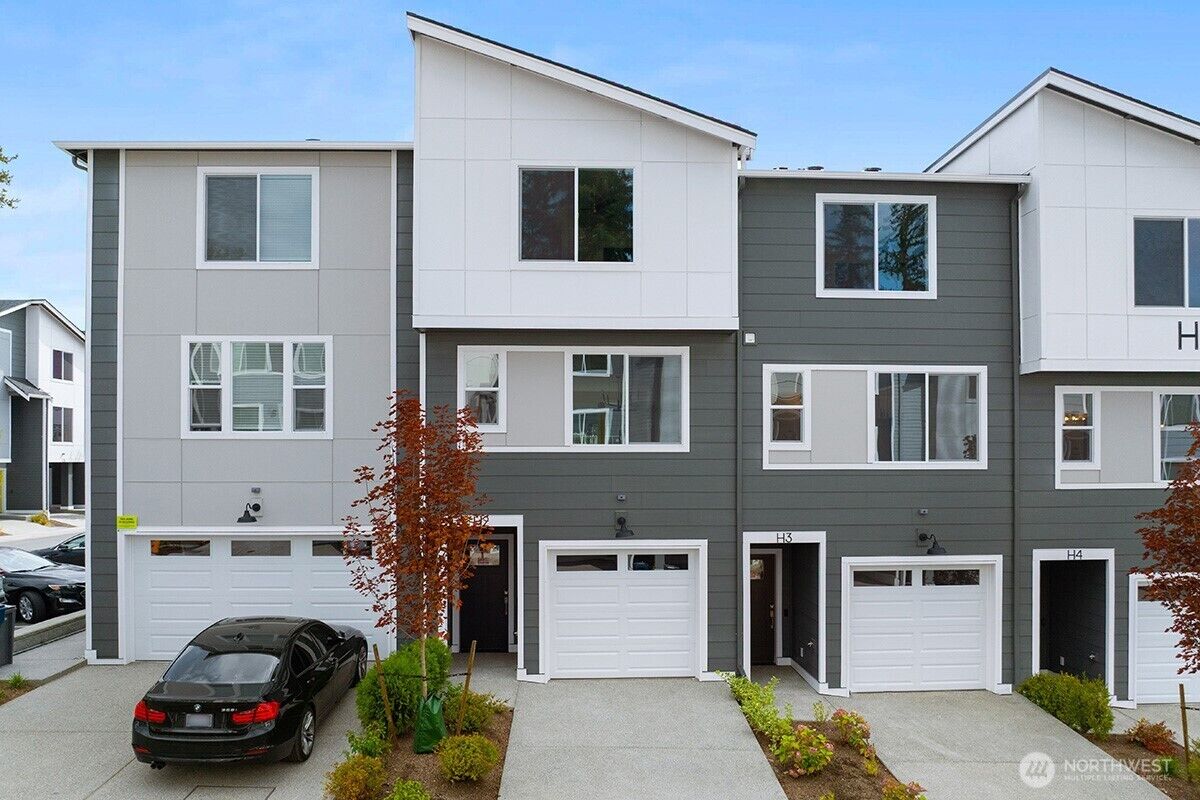 Property Photo:  16823  Alder Way H2  WA 98037 