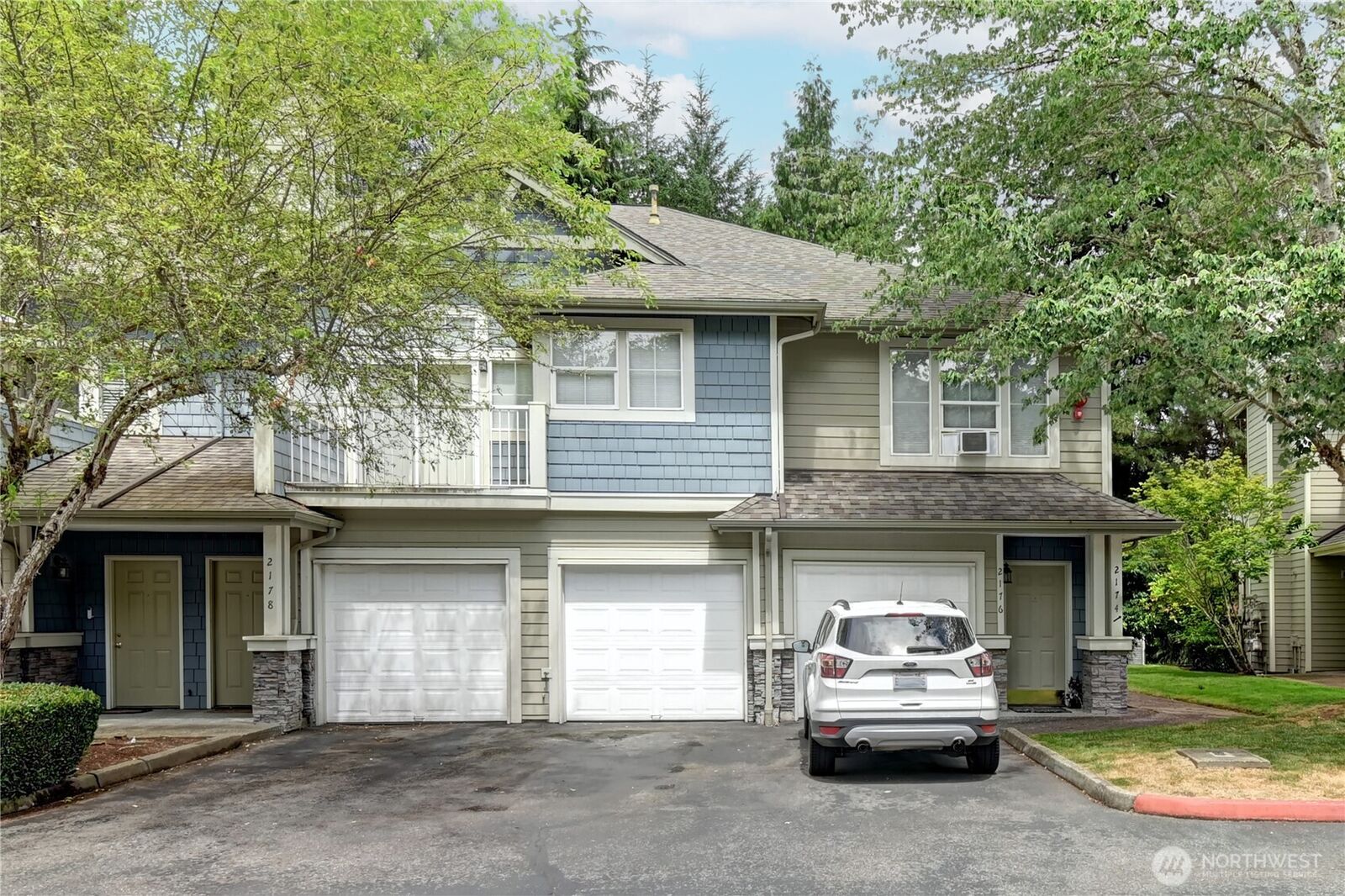 Property Photo:  2174  Newport Way NW 4-6  WA 98027 
