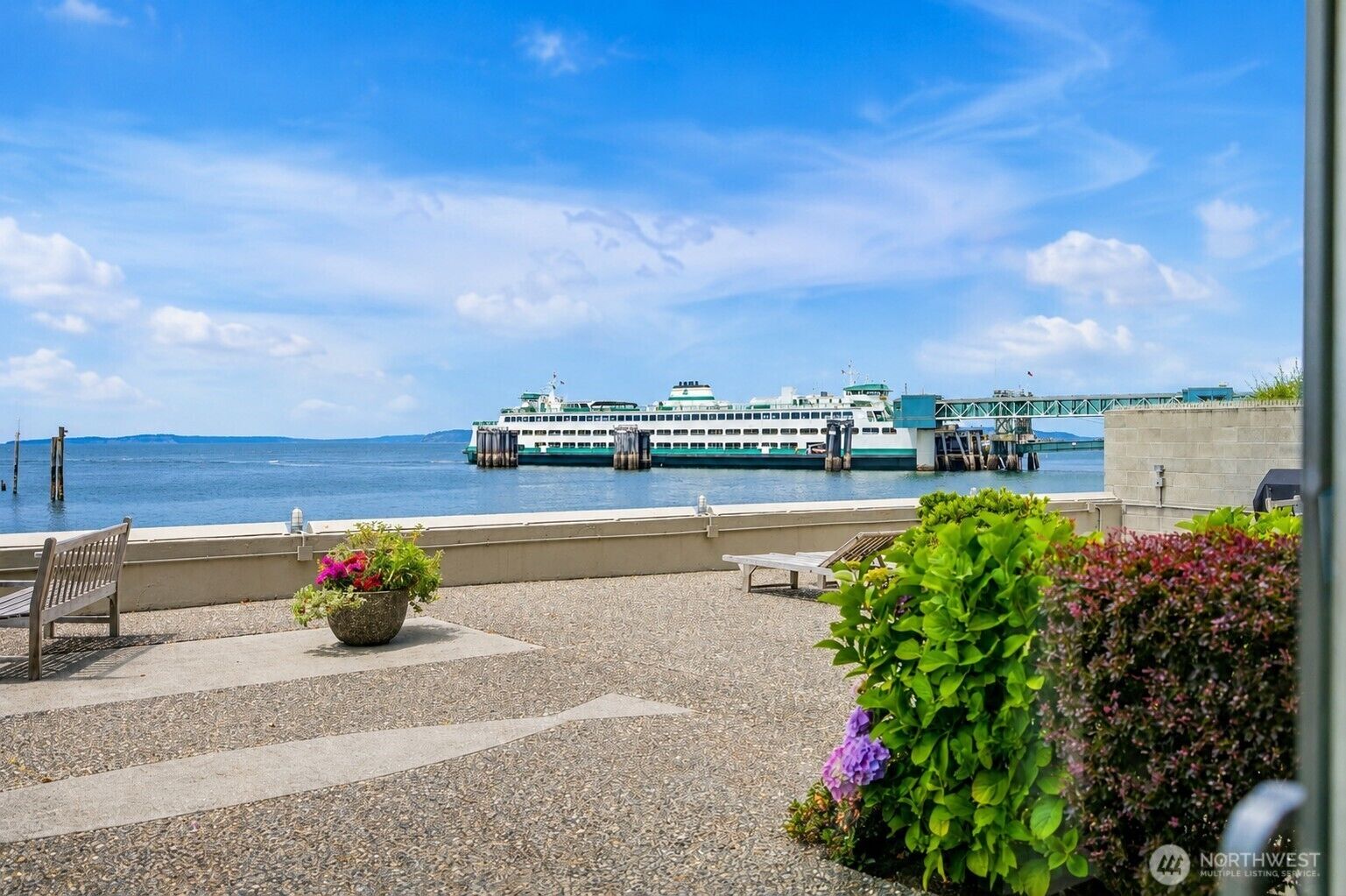 Property Photo: 200 Beach Place 103 WA 98020