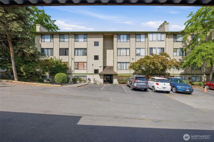 Property Photo: 9512 1st Avenue NE 202 WA 98115