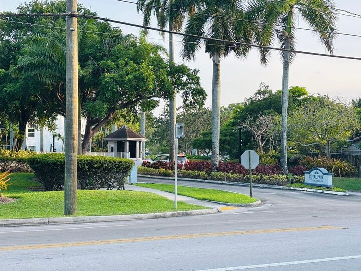 Property Photo:  118 Royal Pk Drive  FL 33309 