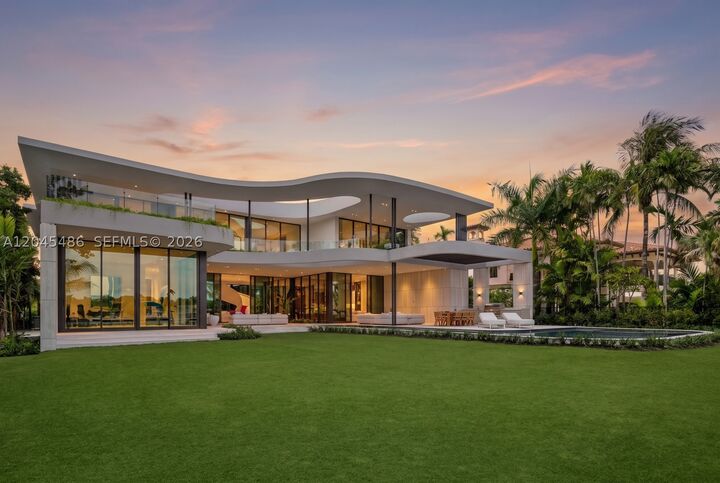 Property Photo:  1015 S Southlake Dr  FL 33019 