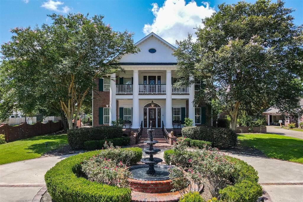 Property Photo: 1301 Charlestown Lane LA 70605