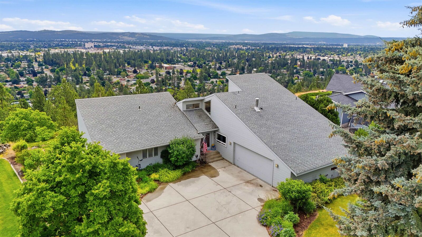Property Photo: 7712 N Panorama Dr WA 99208