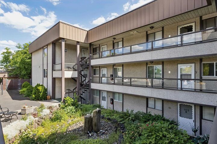 Property Photo:  935 W Glass Ave 202  WA 99205 