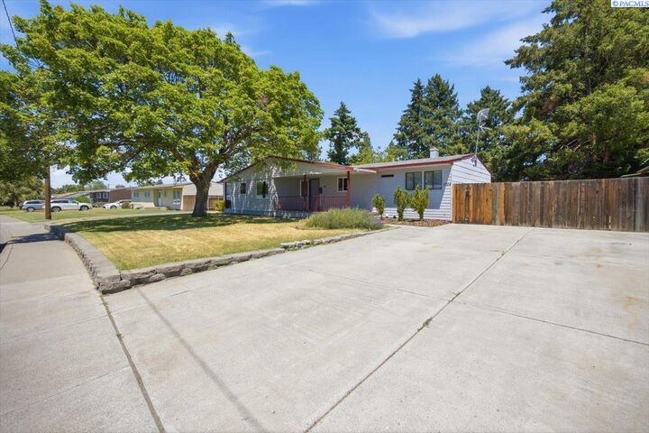Property Photo:  1026 Birch Ave  WA 99354-3073 