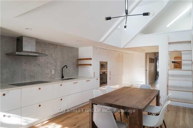 Property Photo:  194 Major Street  ON M5S 2L3 