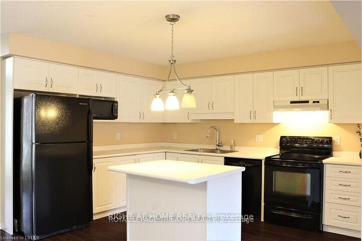 Photo de la propriété: 709 Silversmith Street ON N6H 5R8