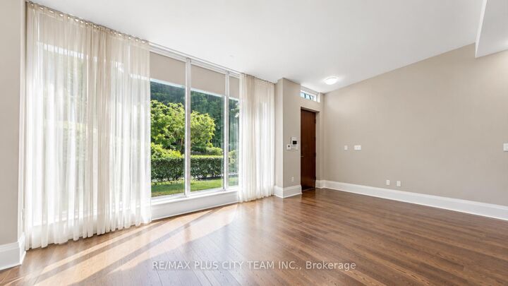 Property Photo: 29 Queens Quay E Th122 ON M5E 0A5