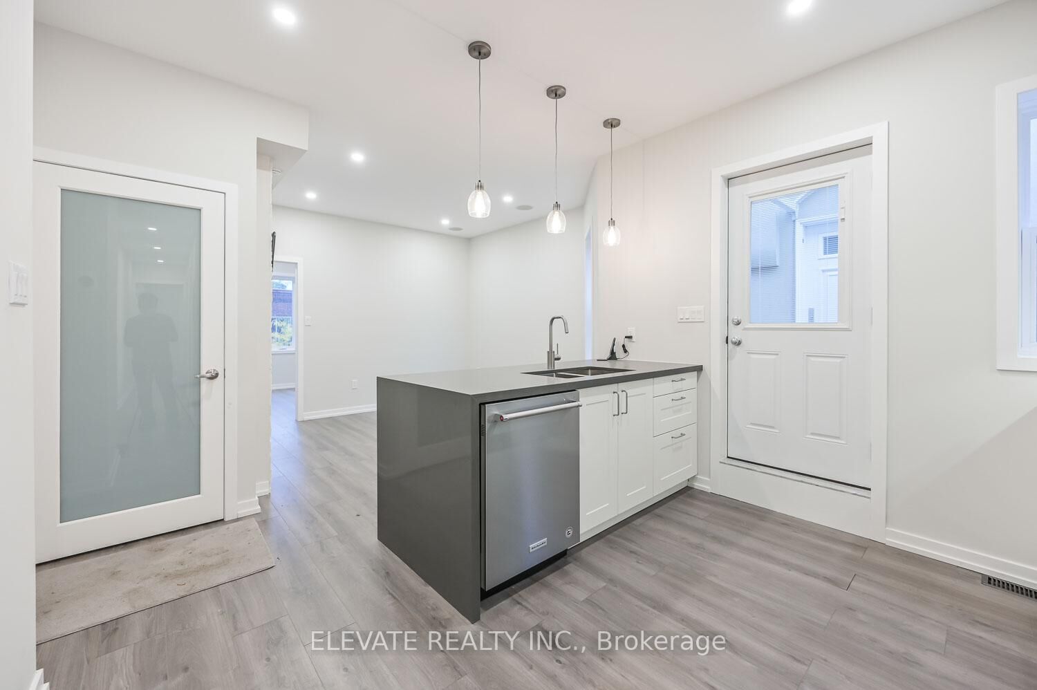 Photo de la propriété:  1600A Bloor Street W  ON M6P 1A7 