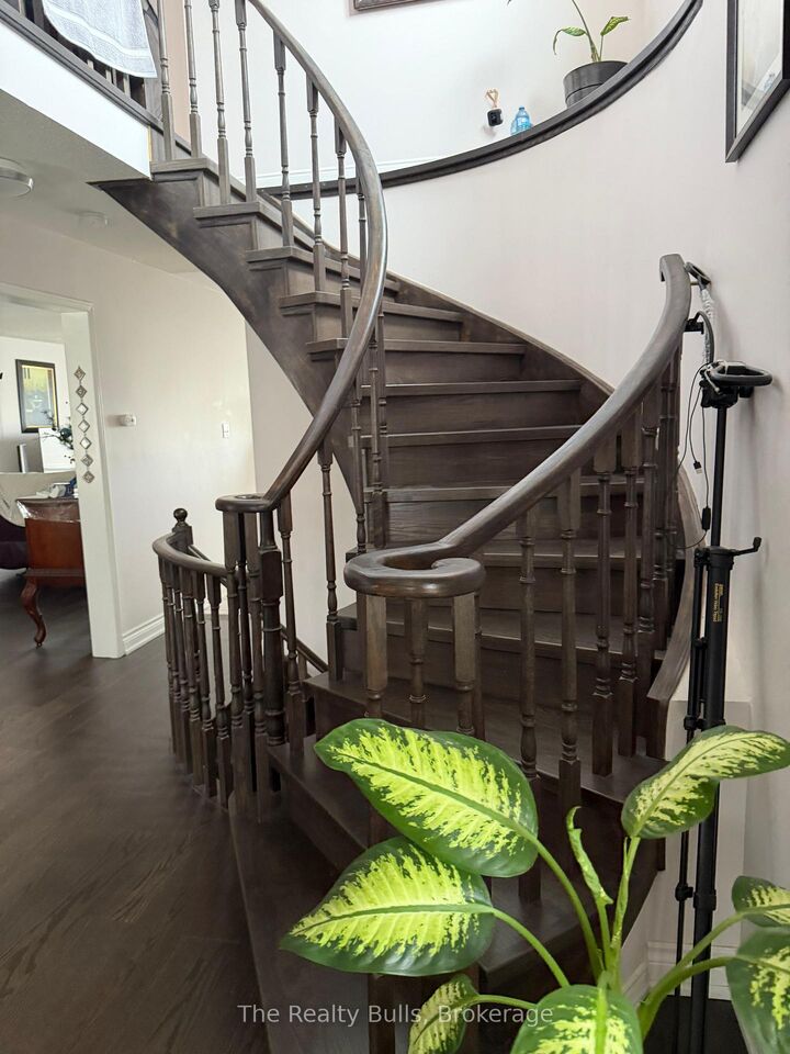 Property Photo:  212 Yellowood Circle  ON L4J 8M4 