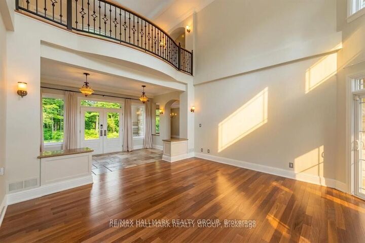 5800 Queenscourt Crescent — photo 1