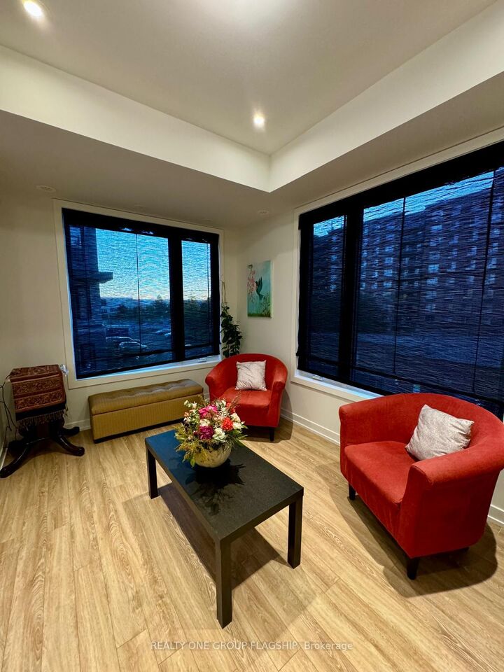 Property Photo: 3421 Ridgeway Drive 11 ON L5L 5T3