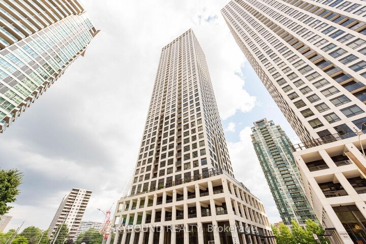 Property Photo: 30 Elm Drive W 3404 ON L5B 0N6