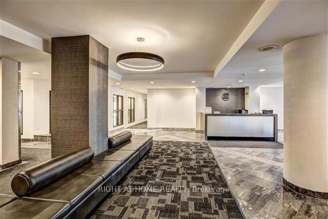 Property Photo:  350 Webb Drive 1807  ON L5B 3W4 