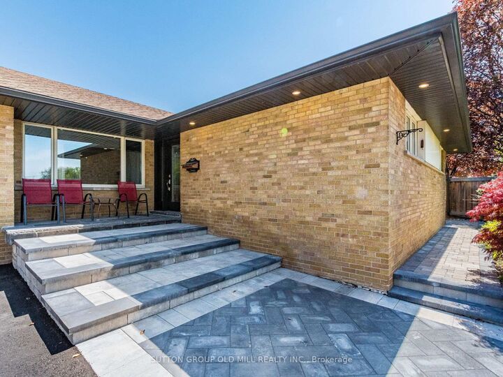Property Photo: 37 Suburban Drive ON L5N 1G8